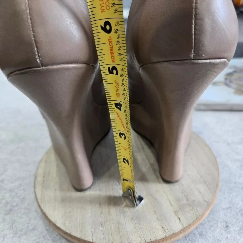 🐢 L.A.M.B. Women Novice Taupe High Wedge Slip On Size 9.5 Pumps